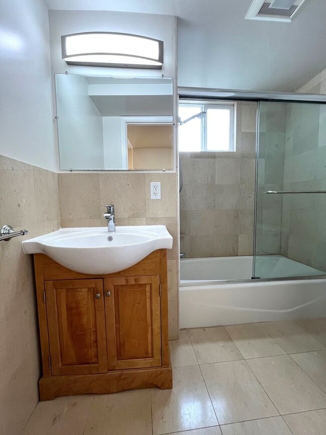 Building Photo - CHARMING RICHMOND 1 BED WITH INCREDIBLE VIEWS!!!