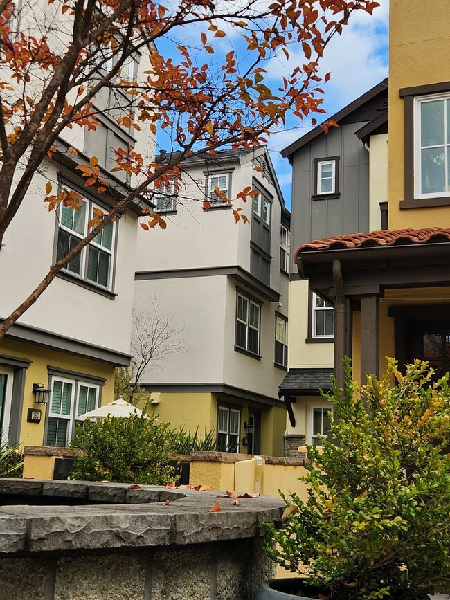 Building Photo - Modern 3 bed 2.5 bath townhome