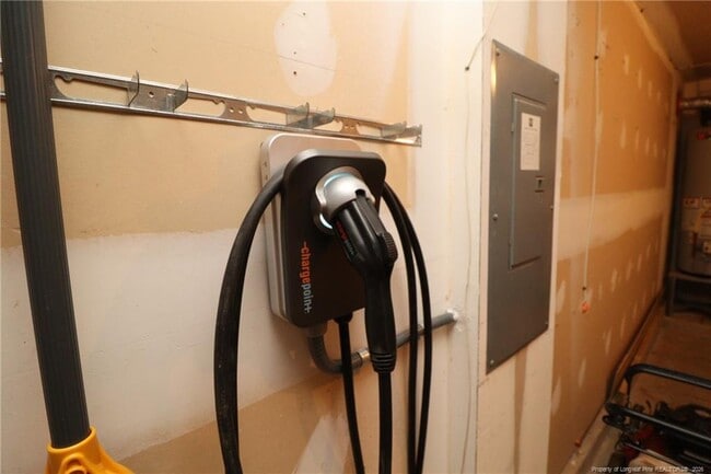 Building Photo - 240 Trayesan Dr