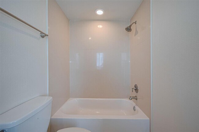 Building Photo - 1035 E 28th St