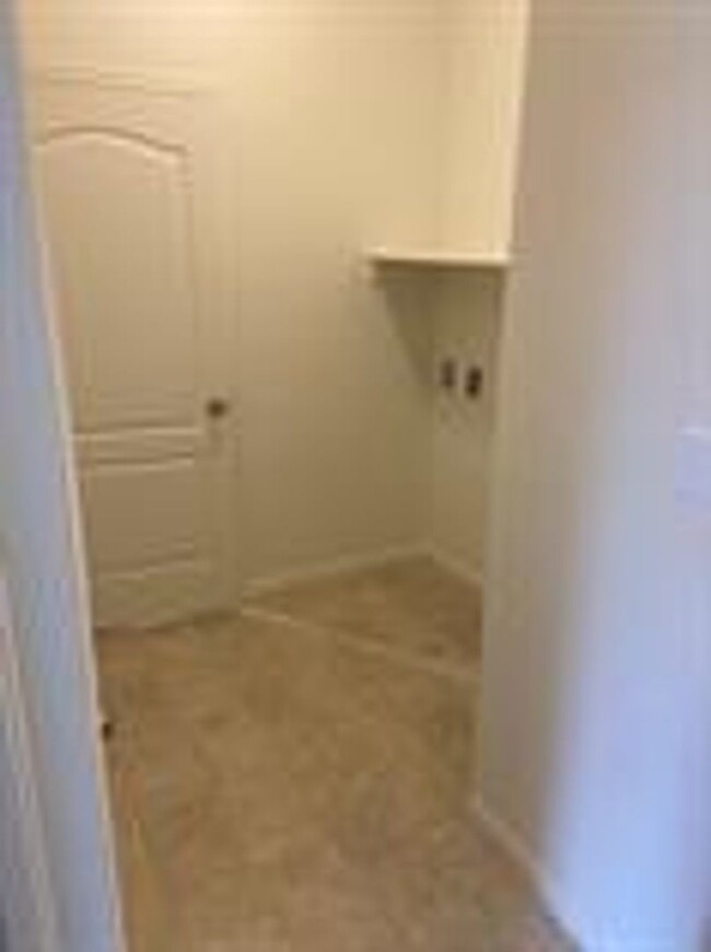 Building Photo - 3 bedroom, 2 bath, 1 car garage townhouse ...