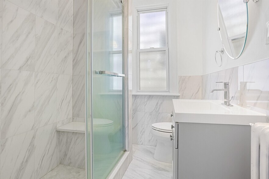 Building Photo - 128 Oak St