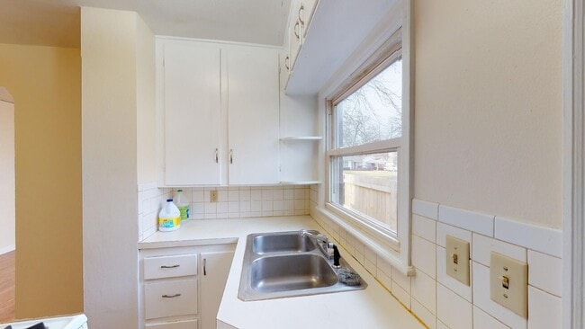 Building Photo - Duplex Available in Beaverdale - 3D Tour