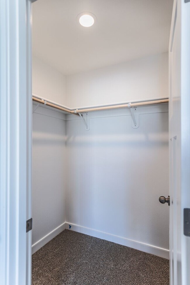 Building Photo - 3 Bed, 2.5 Bath Duplex in Royal City