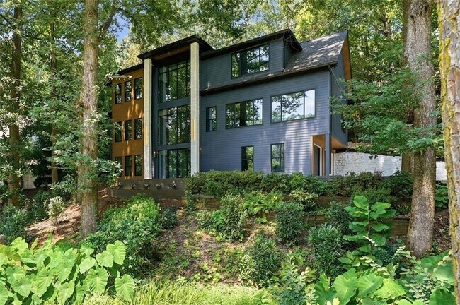 Building Photo - 4250 Carmain Dr NE
