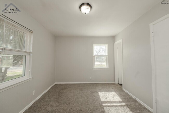 Building Photo - 1400 Phoenix Dr