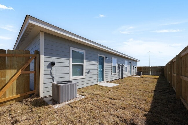 Building Photo - 2328 S Vly Cir