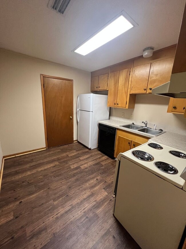 Building Photo - 2bed/1bath off Hampton for August!!!