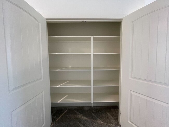 Building Photo - $1,000 Off 2nd Month’s Rent! 5-Bedroom Hom...