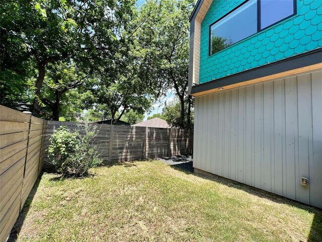 Building Photo - 1100 Brass St
