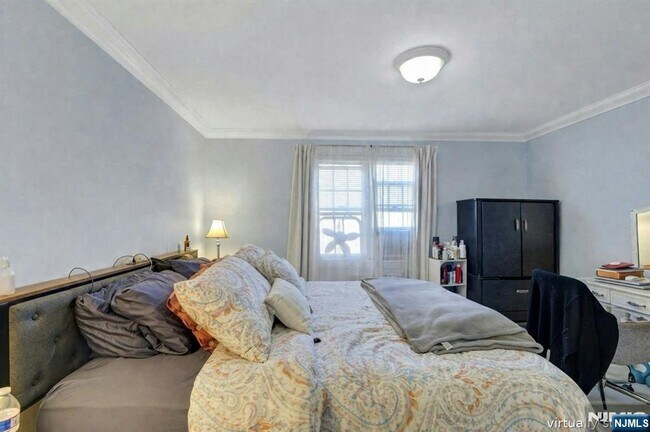 Building Photo - 190 Knickerbocker Rd