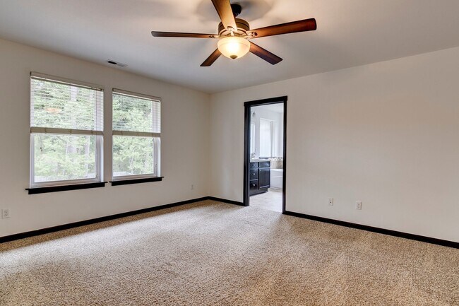 Building Photo - Stunning 3 Bed 2.5 Bath home in Fairway Point
