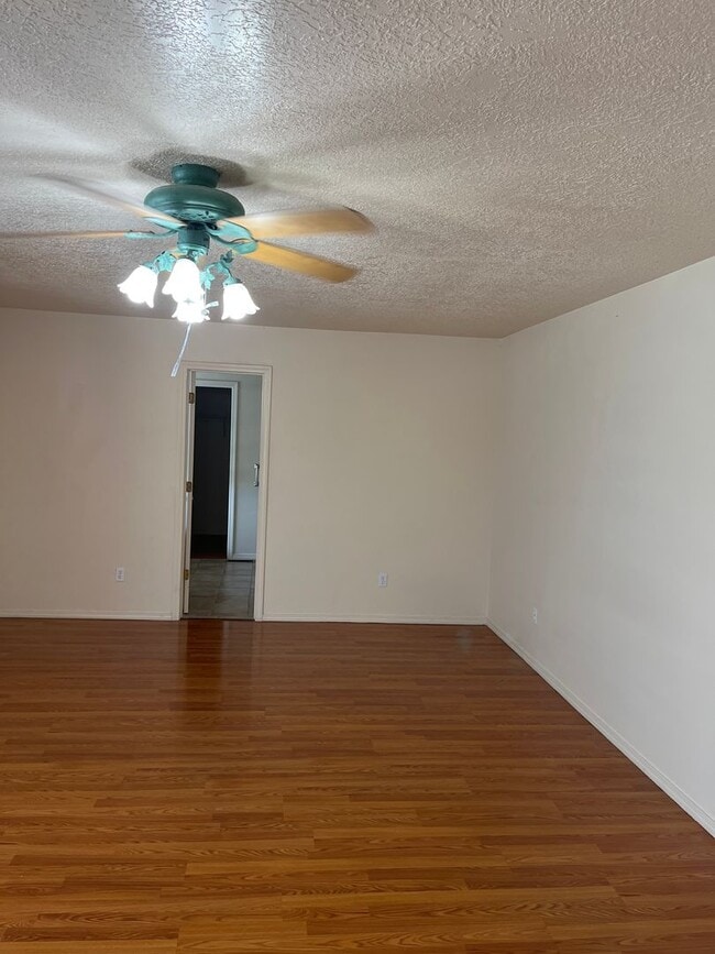 Building Photo - Fully landscaped 4 br home