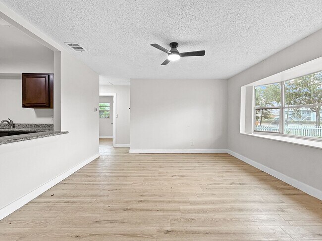 Building Photo - SECTION 8 ACCEPTED! Spacious Updated Home in St. Petersburg with a Large Backyard - 4bed | 2bed