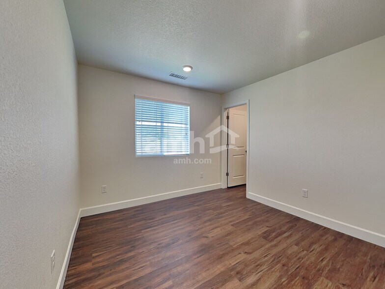 Building Photo - 14881 W 82nd Ave