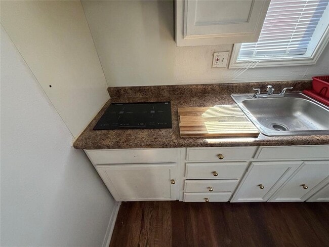 Building Photo - 2409 Sanders Ln