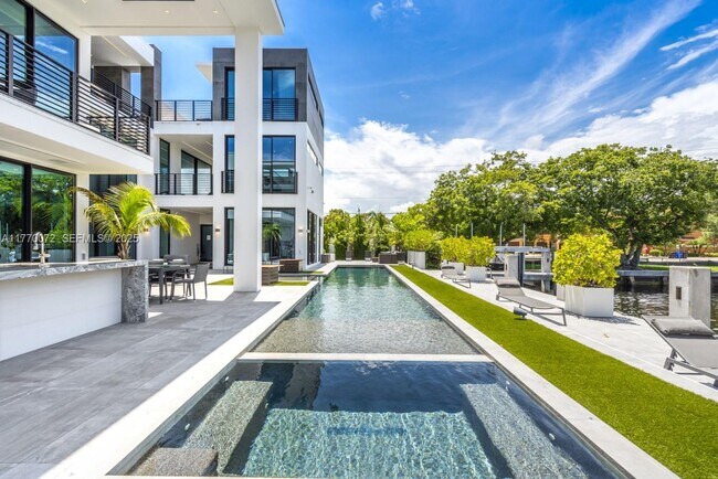 Building Photo - 1400 Bayview Dr