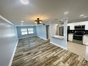 Building Photo - Spacious 2 bedroom condo