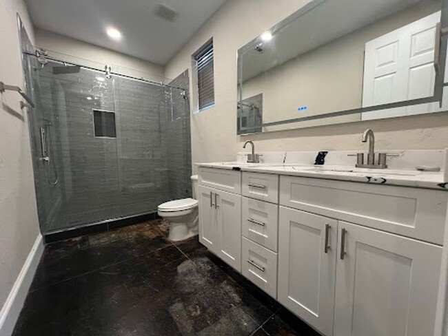 Building Photo - Charming Two Bedroom Loft in Houston with ...