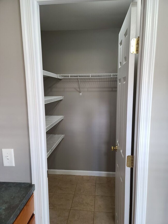 Building Photo - 3 bedroom,  2 1/2 bath town home in Waynesboro PA END UNIT