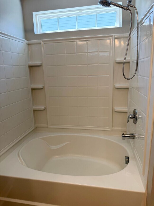 Building Photo - BEAUTIFUL 3 bedroom / 2 bathroom home available NOW!