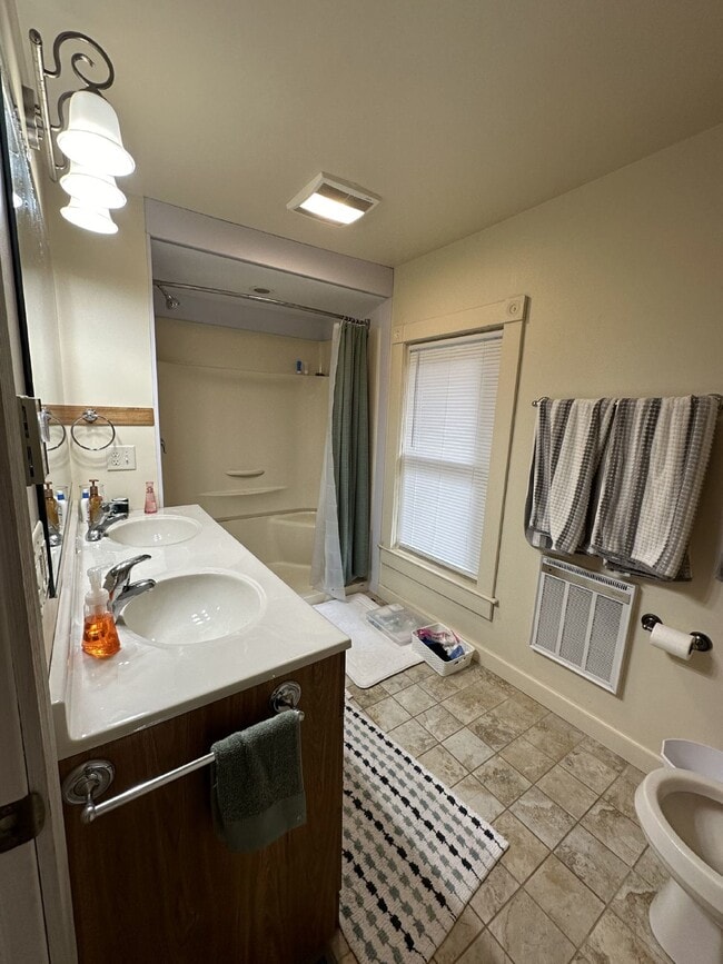 Building Photo - Great 4 Bed 3 Bath! Available June 1st