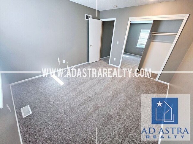 Building Photo - Very Nice 3 Bedroom 2 Bath Duplex in Overland Park-Available NOW!!