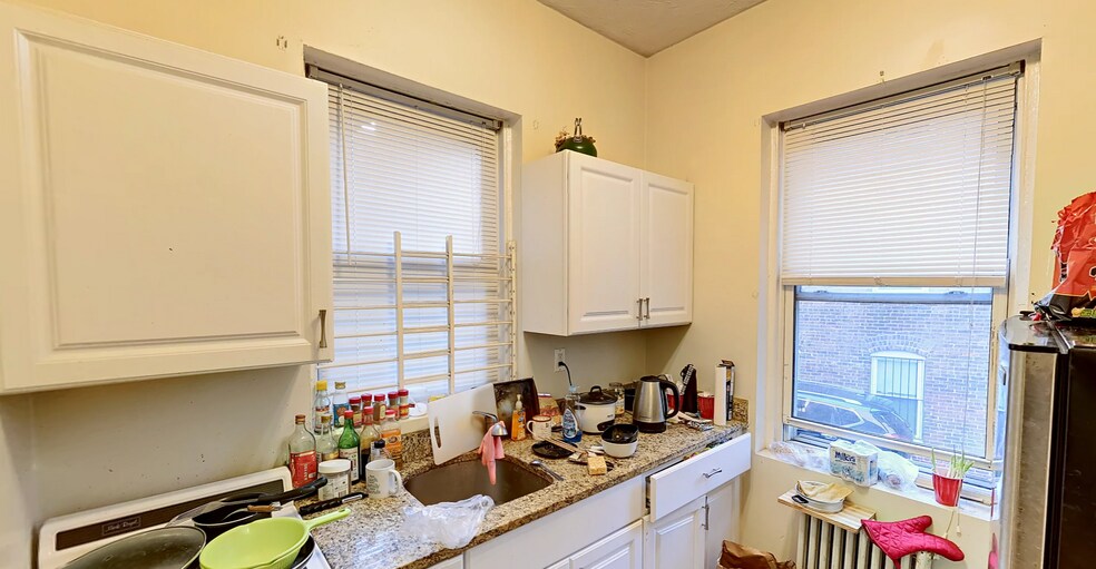 Building Photo - 126 Warren St