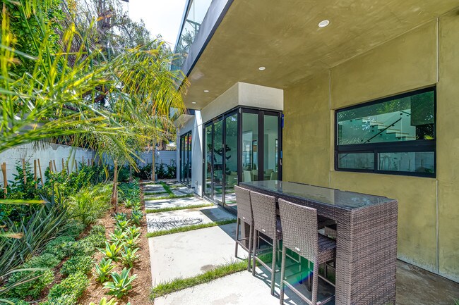 Building Photo - 370 N San Vicente Blvd