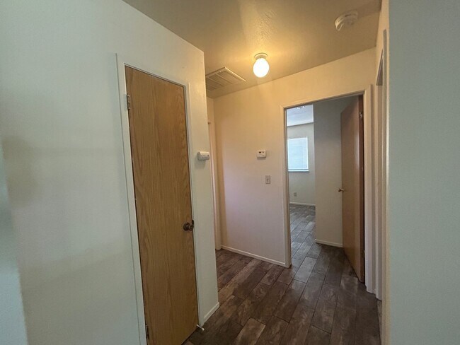 Building Photo - 104 S Parsons Ave