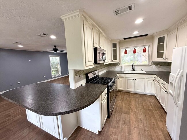 Building Photo - 3/2 Available for Rent in Madison!