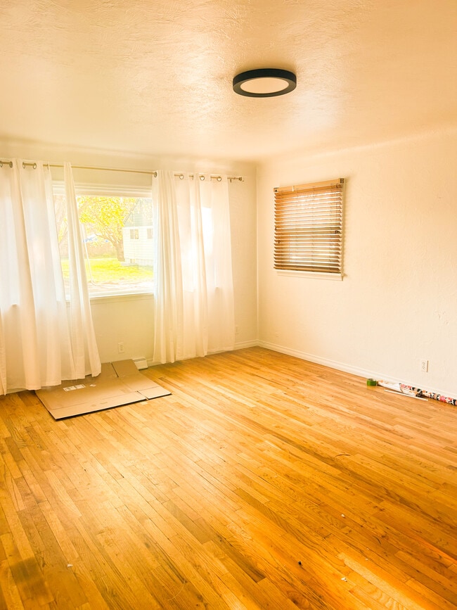 Building Photo - 1721 S Shoshone St