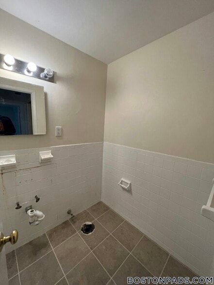 Building Photo - 24 Whites Ave