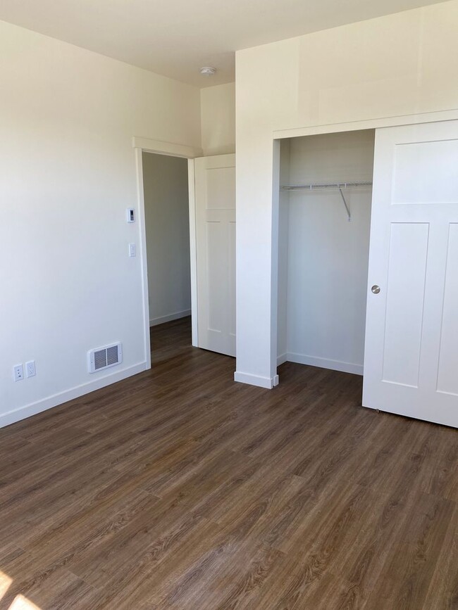 Building Photo - Gorgeous 1 Bedroom 1 Bathroom Unit  with A...