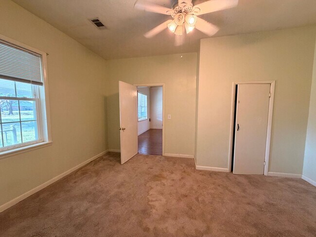 Building Photo - Come look at this 3-bedroom 1-bathroom home