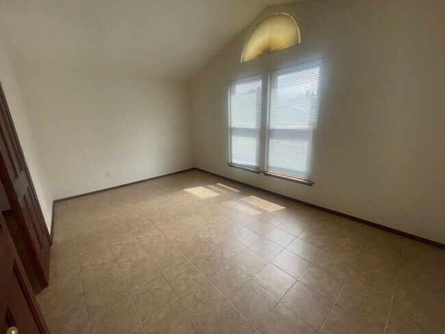 Building Photo - 3 Bedroom Near Mariposa Park in Taylor Ranch