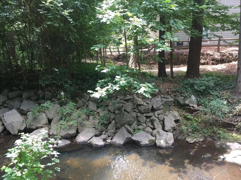 Creek - 302 Lenox Way NE