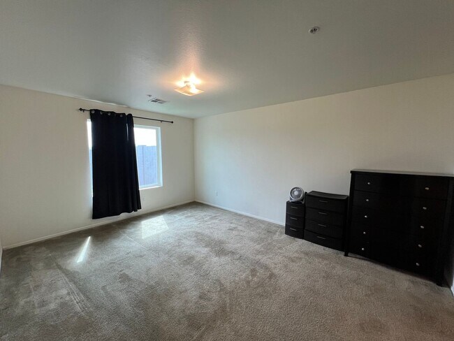 Building Photo - 3 BEDROOM HOME WITH SOLAR IN DESERT SKY!