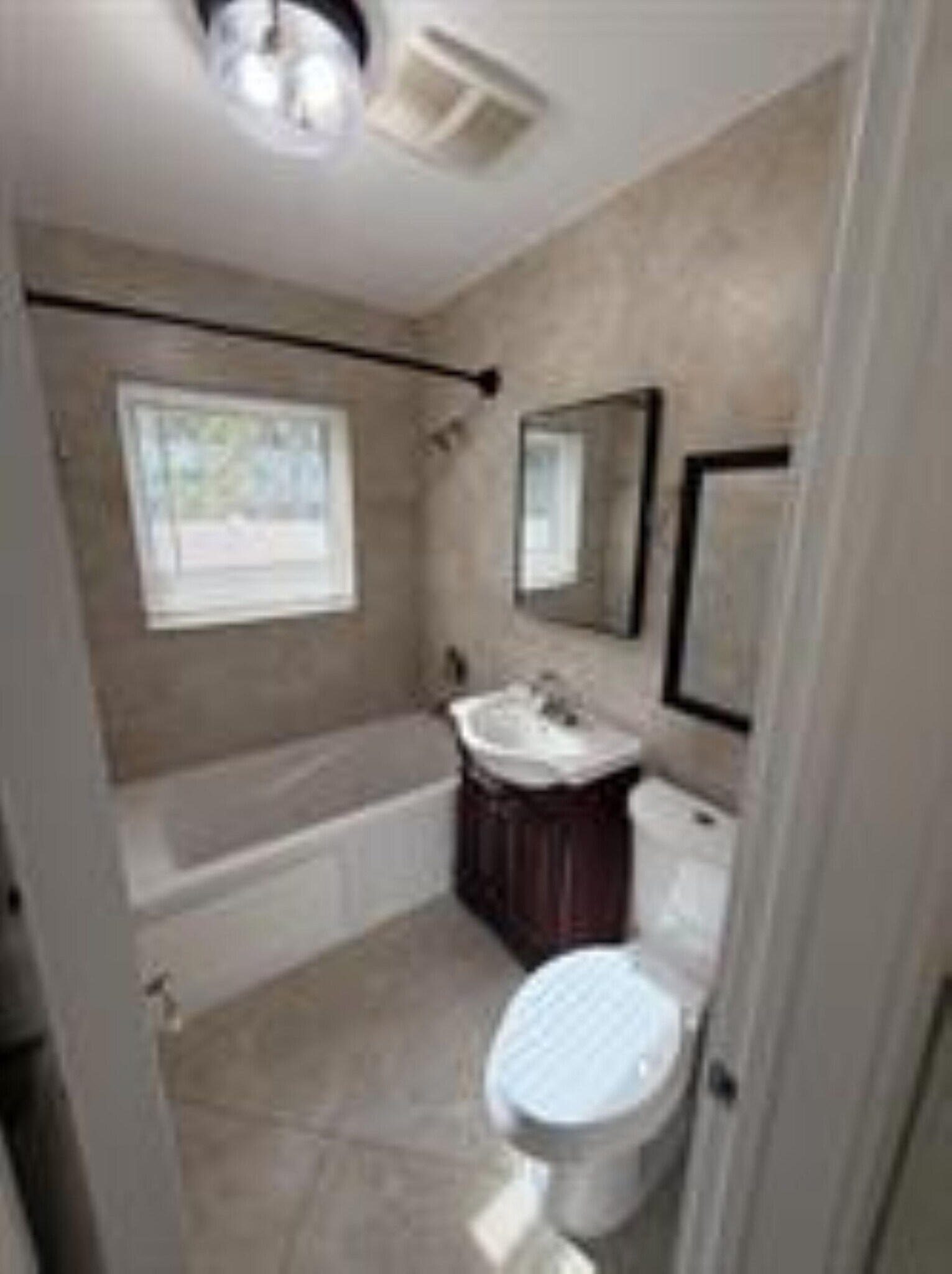 Building Photo - 2018 NE 14th Ct