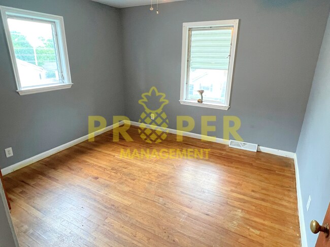 Building Photo - 3 bedrooms 1 bathroom house for rent