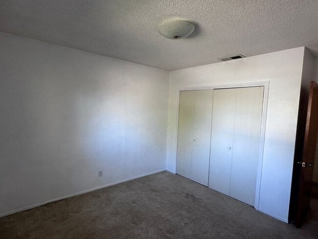 Building Photo - HOUSE