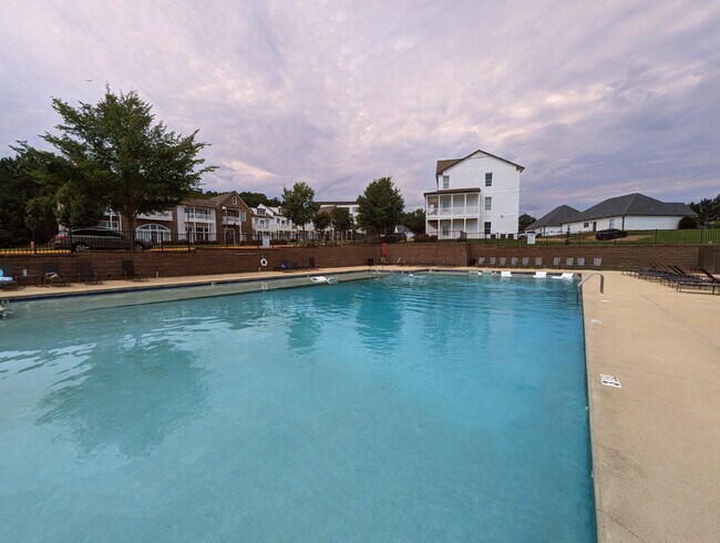 Building Photo - 222 Town Center Dr