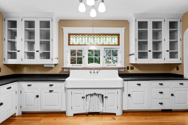 Building Photo - 4 Bed 3.5 bath - Kensington Victorian - Mo...