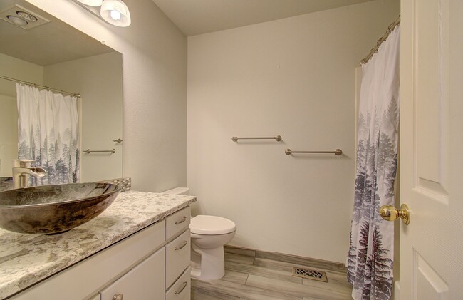 Building Photo - Single Level In Heart of Salmon Creek