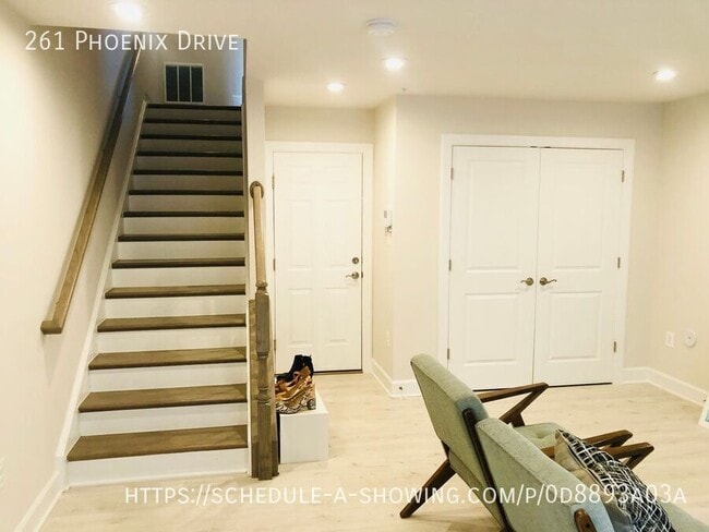 Building Photo - 261 Phoenix Dr