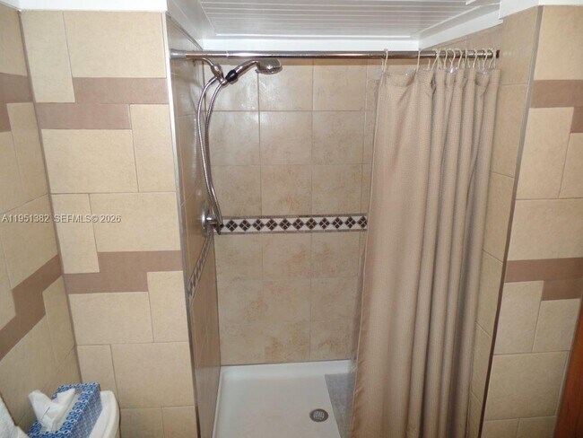 Building Photo - 280 Racquet Club Rd