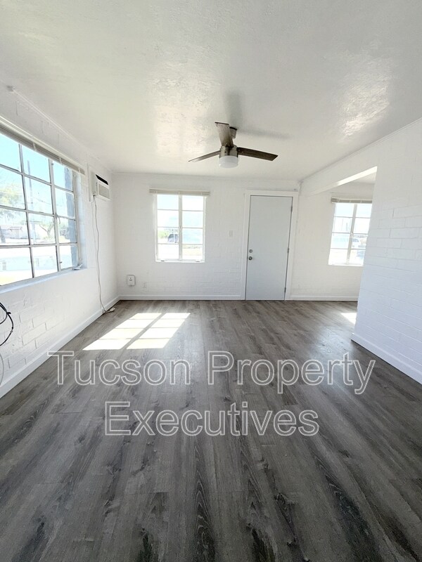 Building Photo - 130 E Delano St