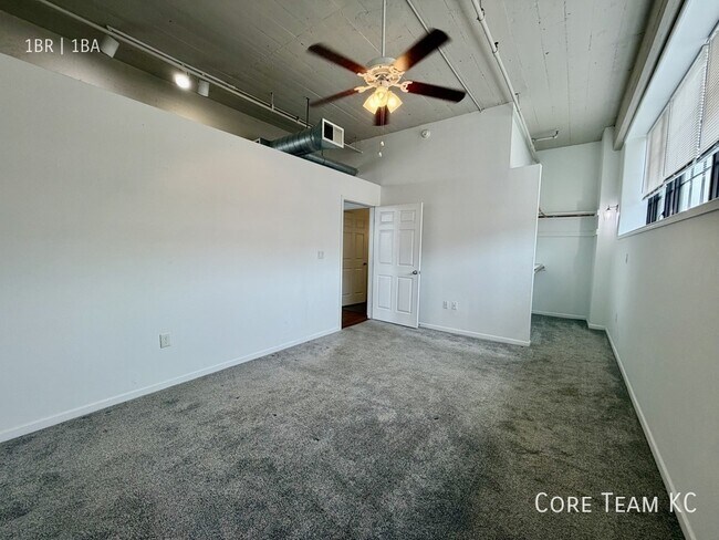 Building Photo - 320 W 7th St