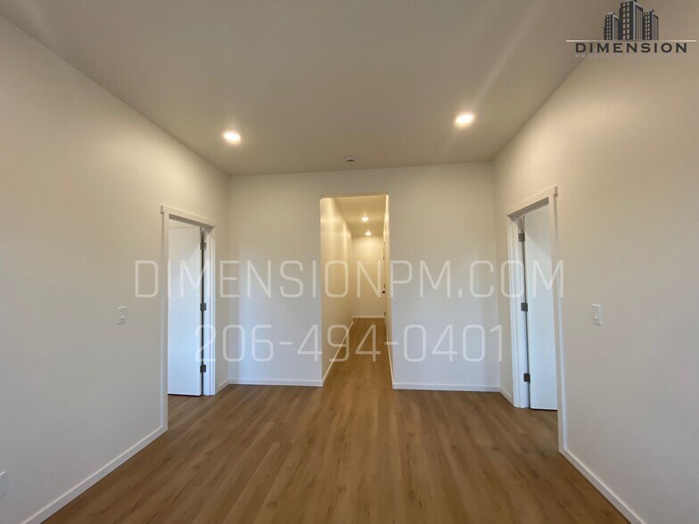 Building Photo - 1060 S 86th St