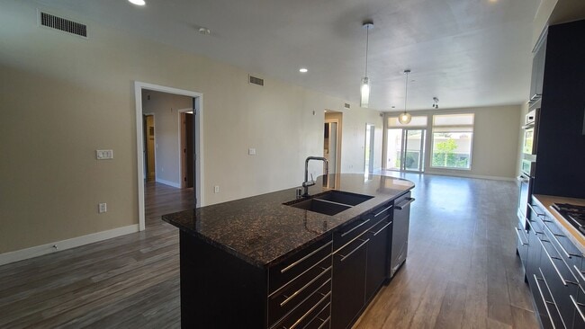 Building Photo - 2 Bedroom Condo located in Park House.